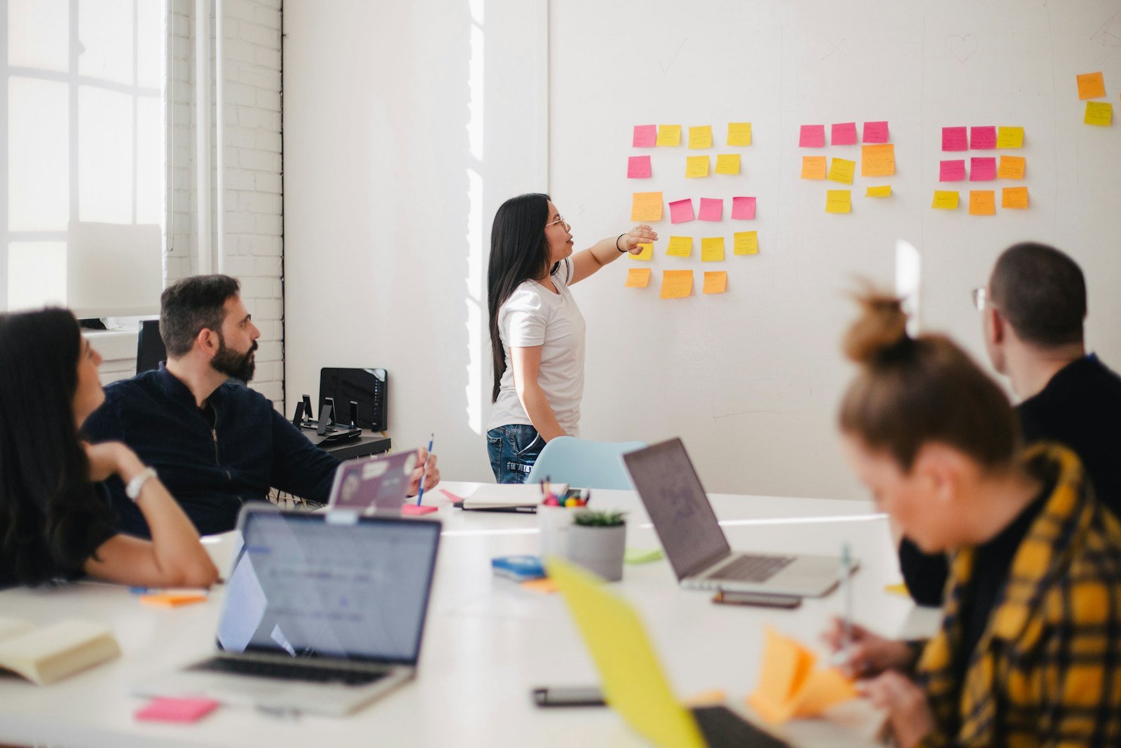 Workshop di strategia con post-it alla parete