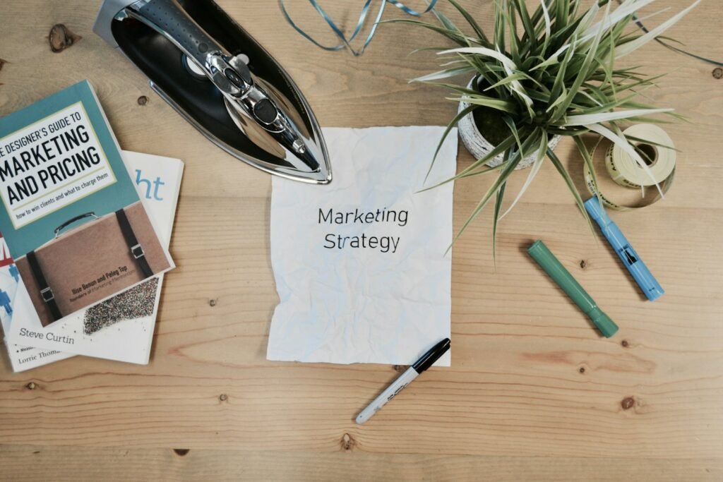 Appunti di strategia di marketing su una scrivania